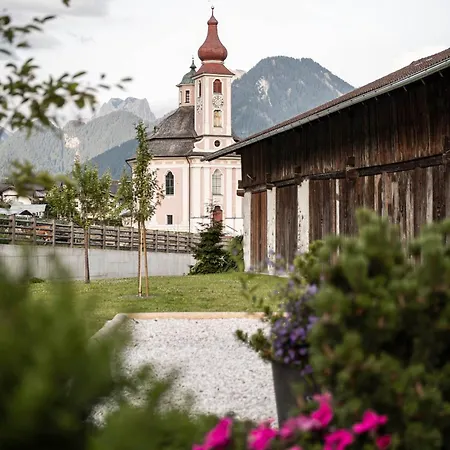 Отель Strasserwirt - Ansitz Zu Tirol Штрассен