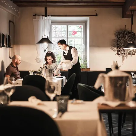 酒店 Strasserwirt - Ansitz Zu Tirol 4*