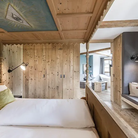 Strasserwirt - Ansitz Zu Tirol 4*