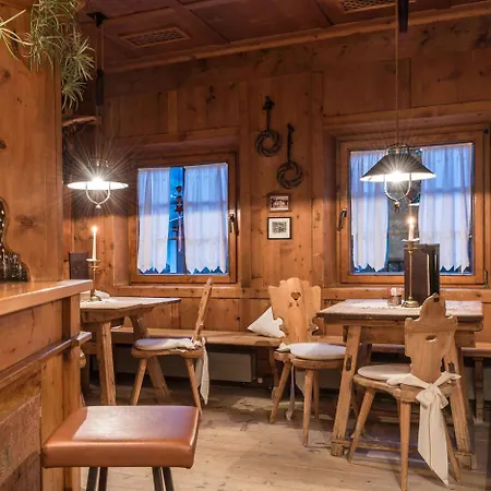 Hotel Strasserwirt - Ansitz Zu Tirol