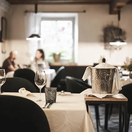 酒店 Strasserwirt - Ansitz Zu Tirol 4*