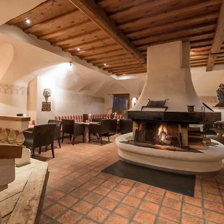 Hotel Strasserwirt - Ansitz Zu Tirol Strassen