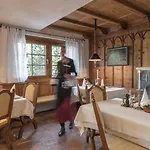 Strasserwirt - Ansitz Zu Tirol Strassen