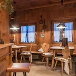 Hotel Strasserwirt - Ansitz Zu Tirol