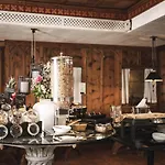Hotel Strasserwirt - Ansitz Zu Tirol Strassen