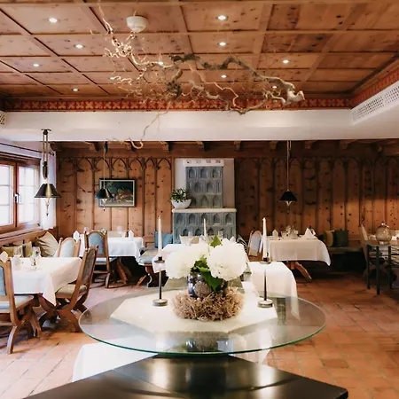 Hotel Strasserwirt - Ansitz Zu Tirol 4*