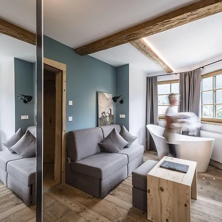 Strasserwirt - Ansitz Zu Tirol Hotel 4*