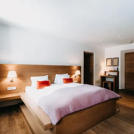 Hotel Strasserwirt - Ansitz Zu Tirol Strassen